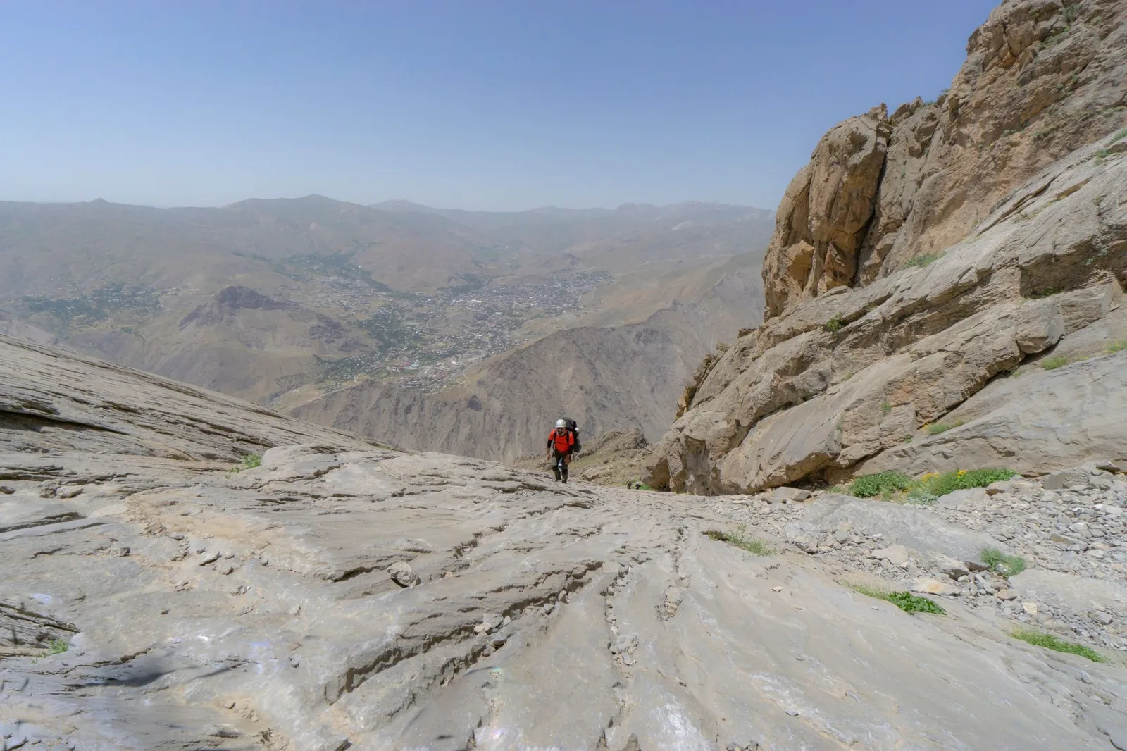A hiker descends a rocky mountain path in Hakkari, Türkiye, showcasing adventure and natural beauty – gaia gps caltopo farout