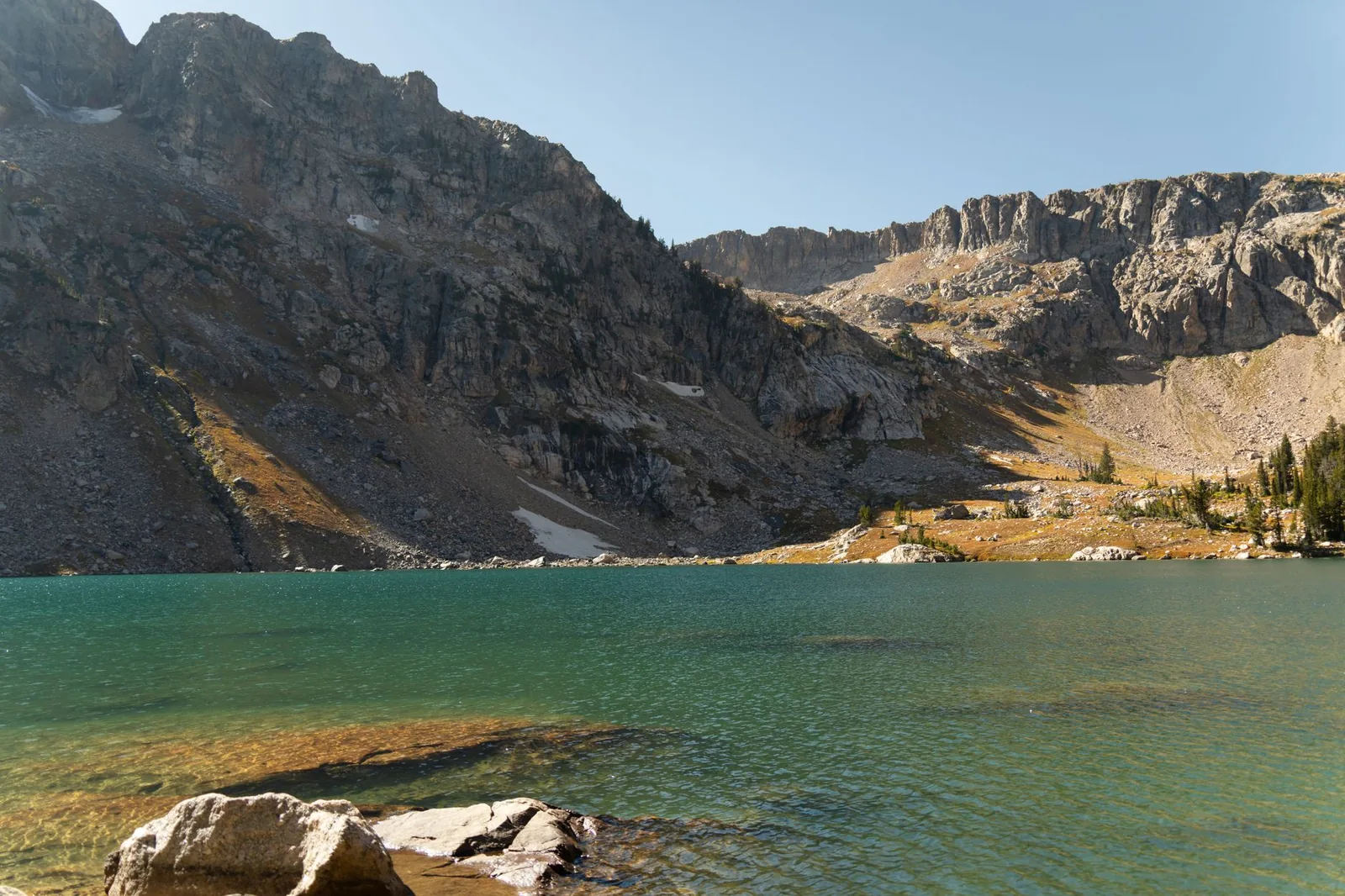 Breathtaking view of an alpine lake surrounded by rugged mountains in Grand Teton National Park – gaia gps caltopo farout